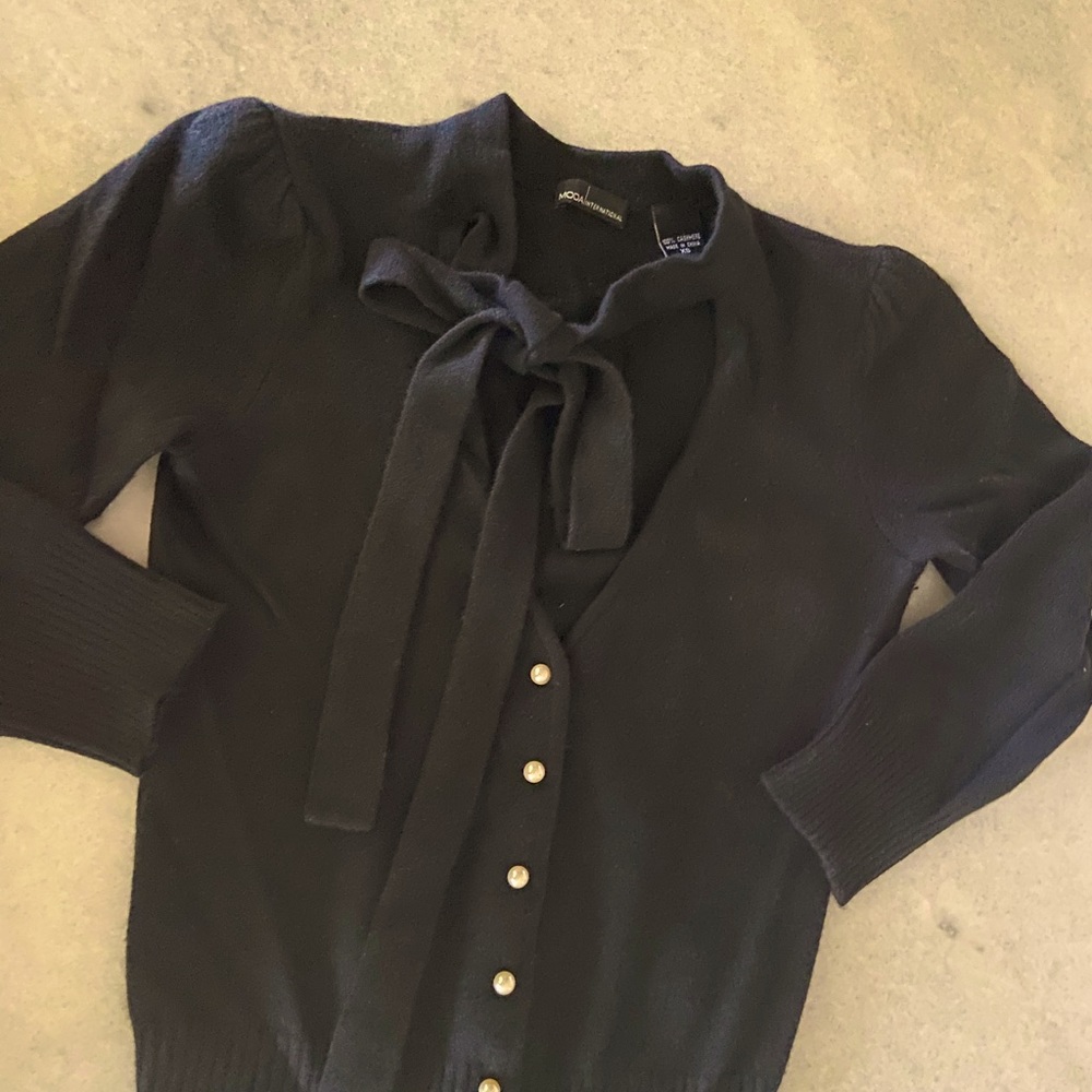 MODA International 100% cashmere cropped sweater. Black. Size XS. Pearl buttons.
